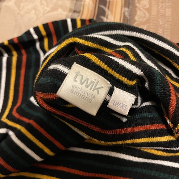Multi-coloured Striped Turtleneck !! - Picture 2 of 4